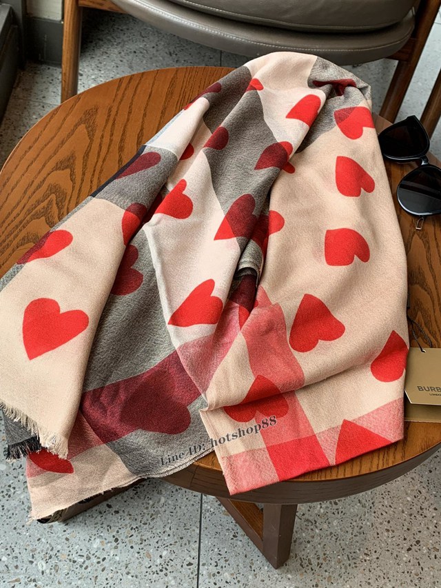 BURBERRY專櫃新款巴寶莉心型圖案羊絨圍巾 mmyj1631